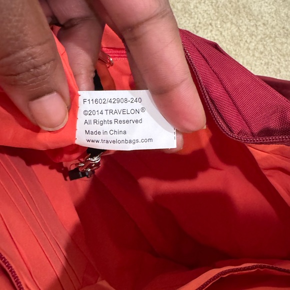 Travelon anti-theft RFID blocking crossbody - Picture 6 of 9